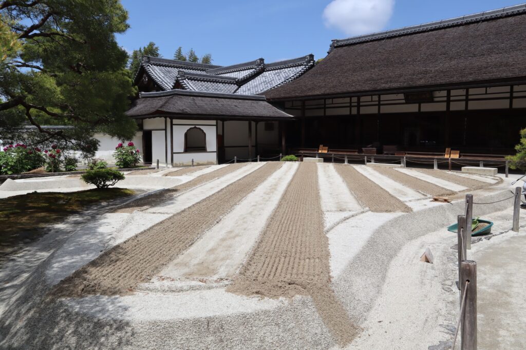 白砂を段形に盛り上げた銀沙灘