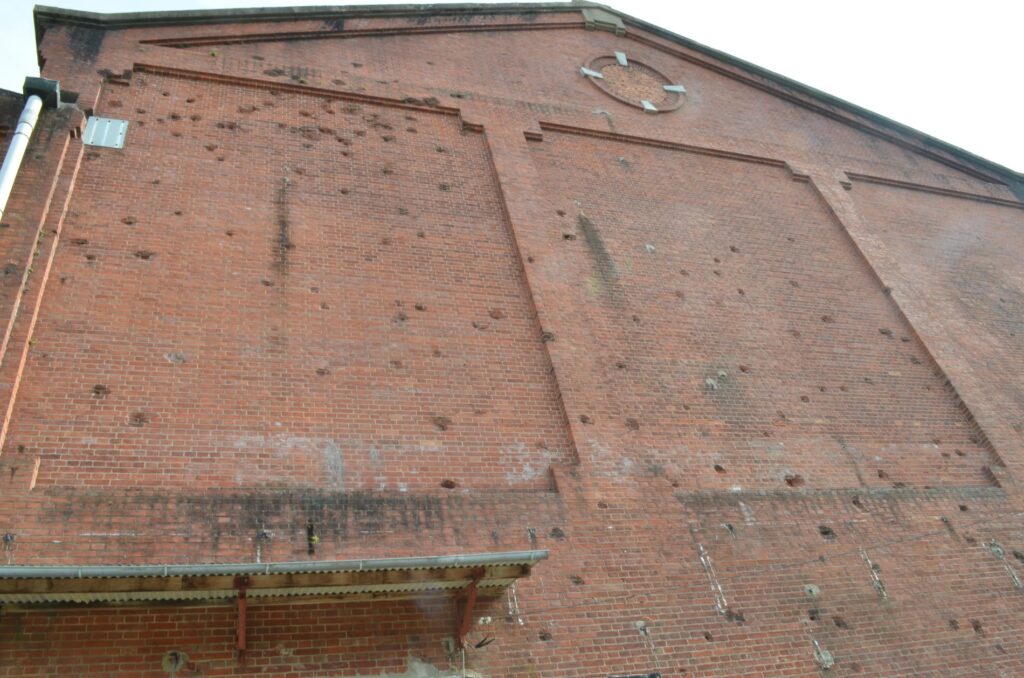 半田赤レンガ　爆撃跡